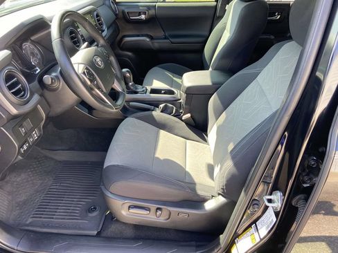 Used 2022 Toyota Tacoma TRD Sport w/ Technology Package RWD image 18