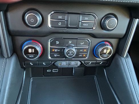 Used 2024 Chevrolet Suburban LT image 19