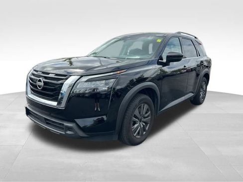Used 2024 Nissan Pathfinder SV image 3