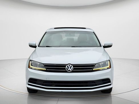 Used 2017 Volkswagen Jetta SE FWD image 2