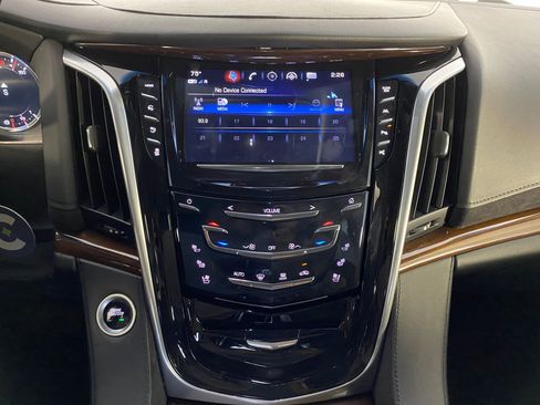 Used 2020 Cadillac Escalade Luxury image 23