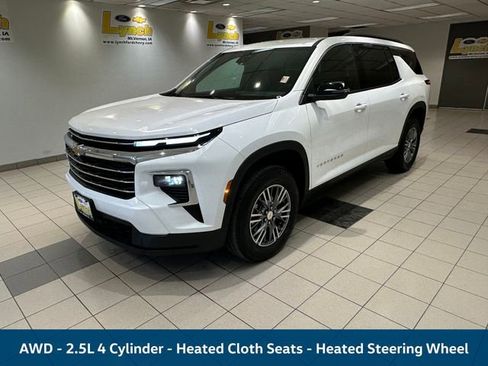 Used 2025 Chevrolet Traverse LT image 2