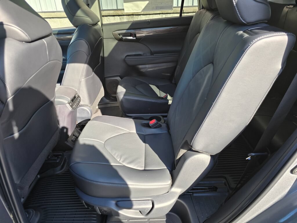 New 2026 Toyota Highlander Platinum AWD/4WD image 11