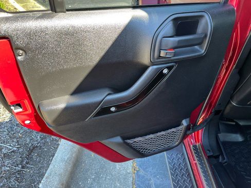 Used 2012 Jeep Wrangler Unlimited Sahara image 28