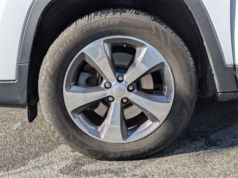 Used 2020 Jeep Cherokee Limited image 26