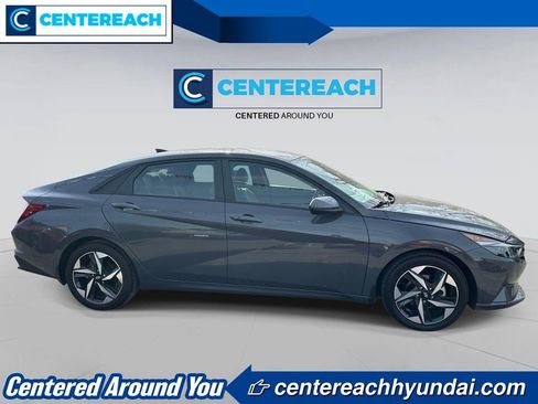 Used 2023 Hyundai Elantra SEL w/ Convenience Package image 3