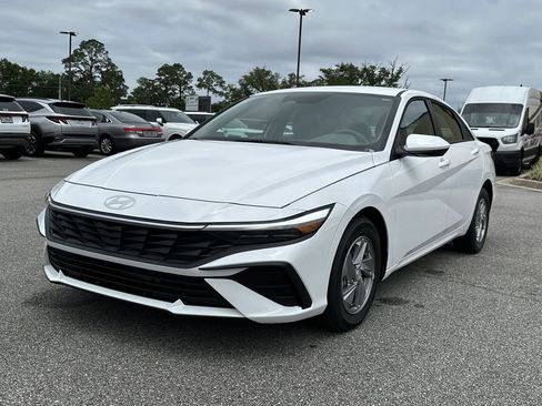 New 2026 Hyundai Elantra SE FWD image 3