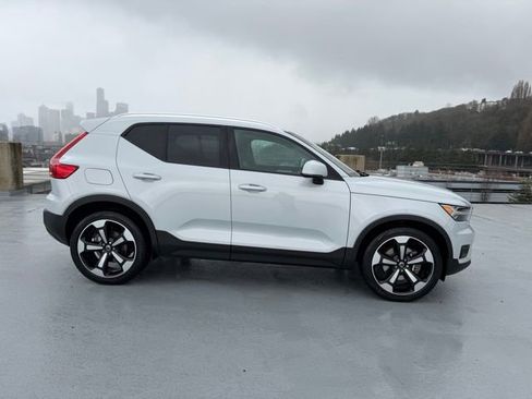 Used 2020 Volvo XC40 T5 Momentum image 4