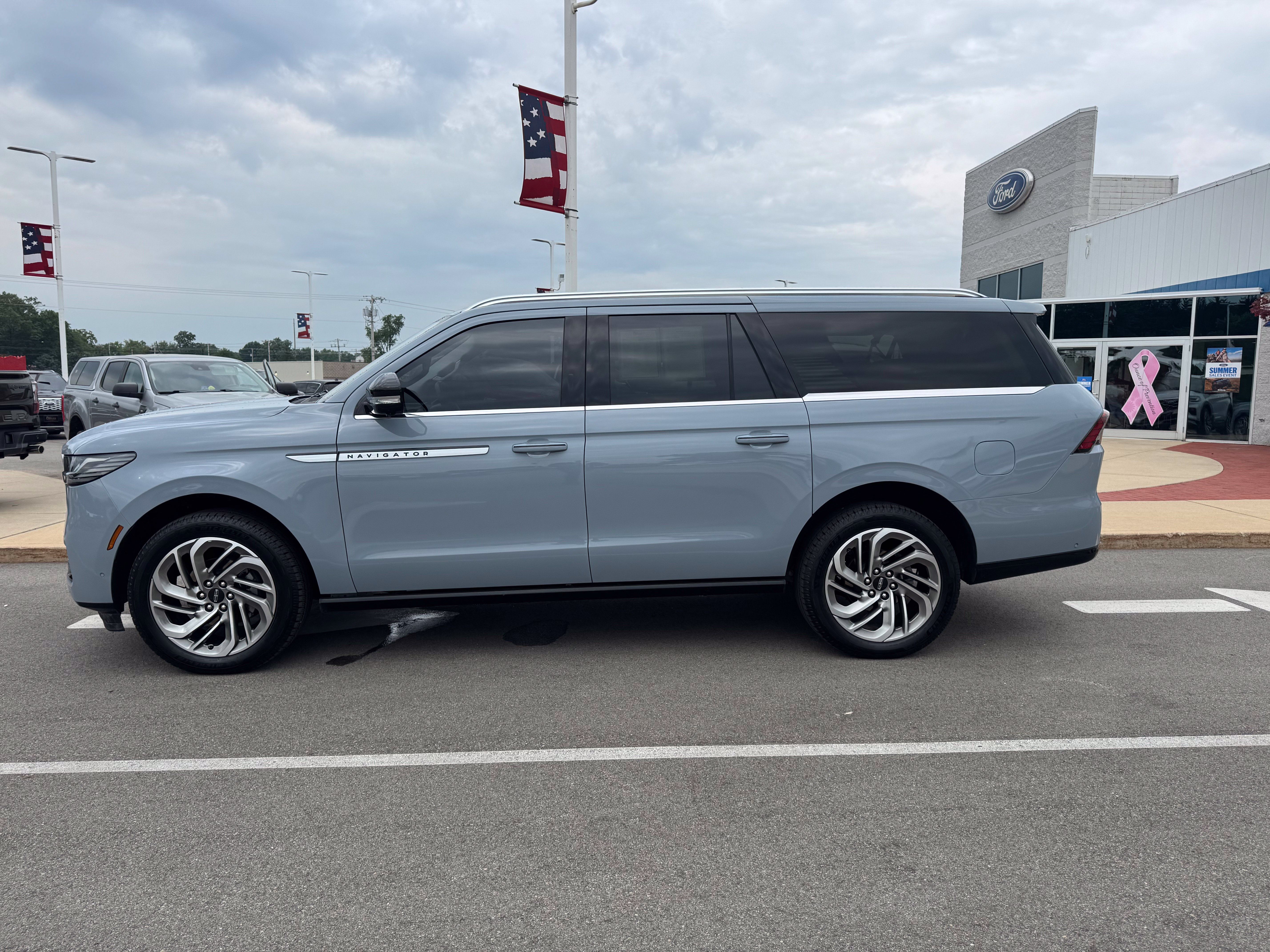 Used 2025 Lincoln Navigator L Reserve AWD/4WD image 4