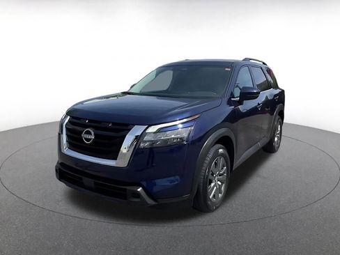 Used 2025 Nissan Pathfinder SV image 7