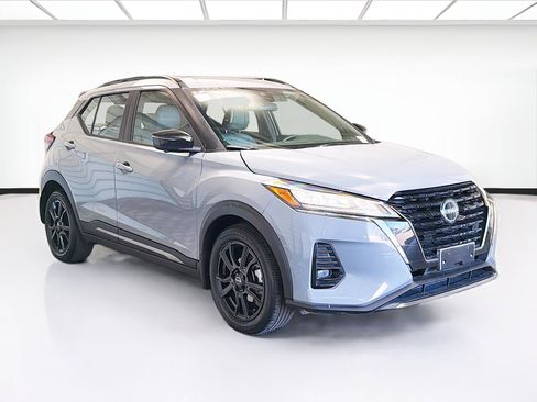 Used 2023 Nissan Kicks SR w/ SR Premium Package FWD image 3