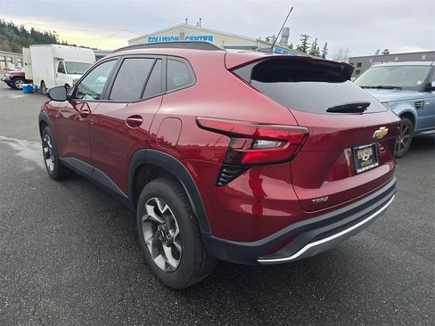 Certified 2025 Chevrolet Trax LT w/ LT Convenience Package image 5