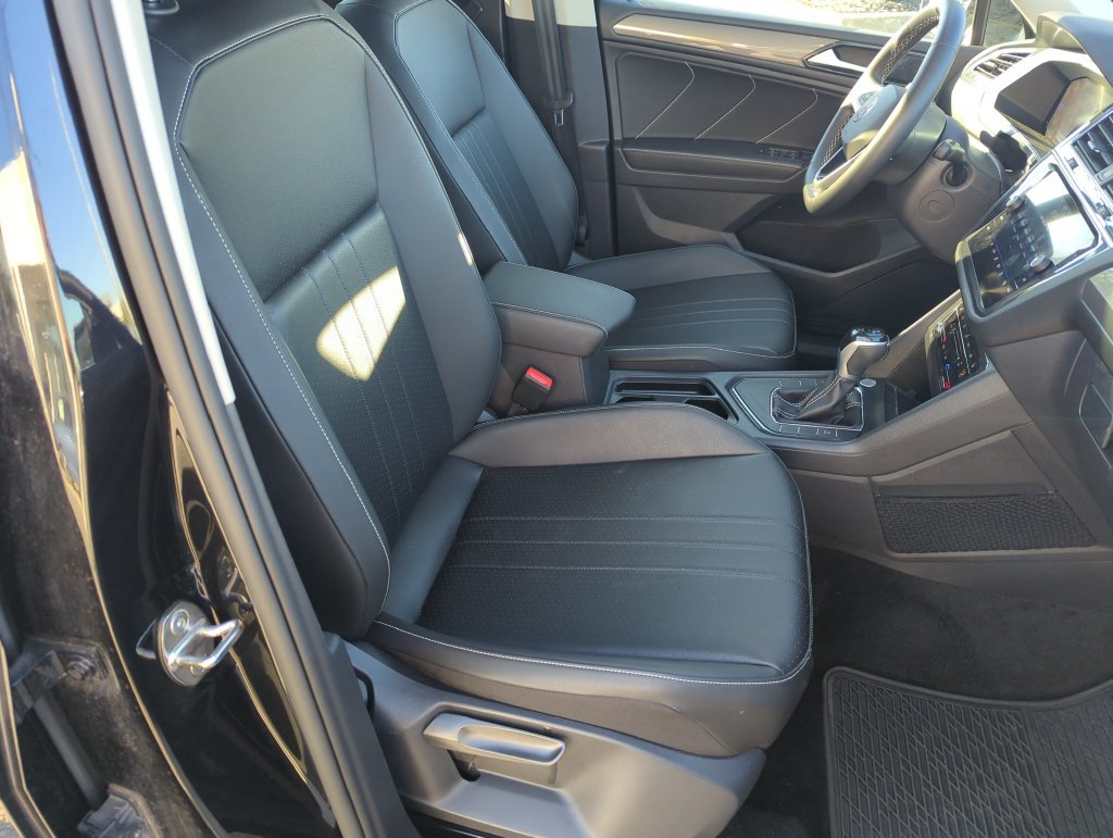 Used 2023 Volkswagen Tiguan SE w/ Panoramic Sunroof Package FWD image 35