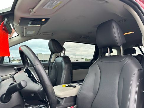 Used 2022 Kia Carnival LX FWD image 16