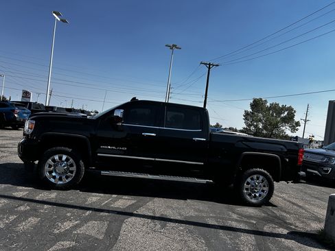 Used 2018 GMC Sierra 2500 Denali w/ Duramax Plus Package AWD/4WD image 2