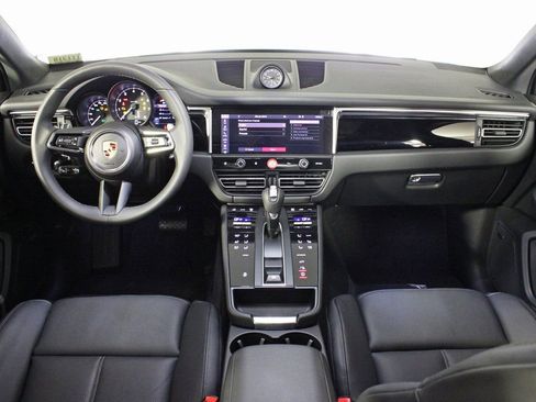 Certified 2025 Porsche Macan AWD/4WD image 20