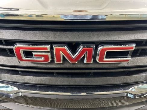 Used 2024 GMC Terrain SLE FWD image 9