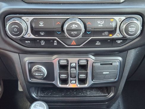 Used 2022 Jeep Wrangler Unlimited Sahara AWD/4WD image 25