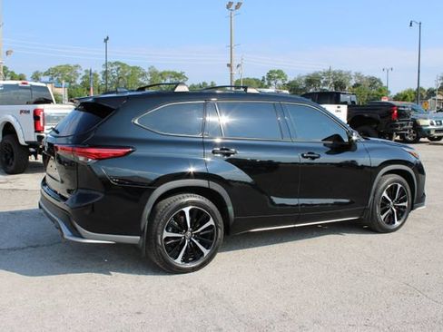 Used 2022 Toyota Highlander XSE AWD/4WD image 11