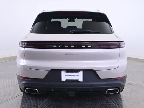 Certified 2025 Porsche Cayenne AWD/4WD image 6