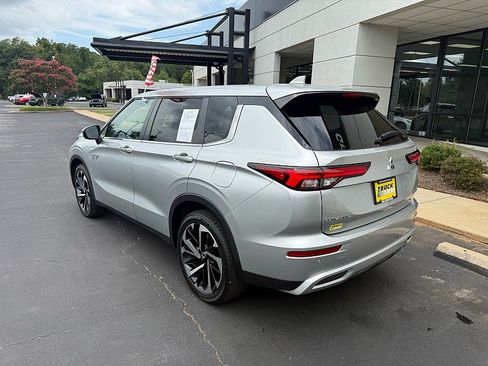Used 2024 Mitsubishi Outlander SE AWD/4WD image 3