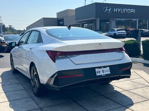 Certified 2025 Hyundai Elantra SEL FWD image 9