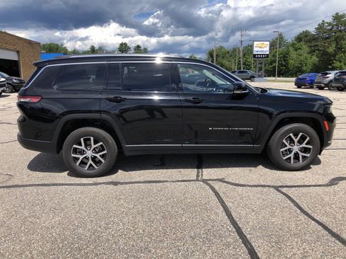 Used 2023 Jeep Grand Cherokee L Limited AWD/4WD image 2