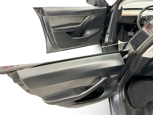 Certified 2022 Tesla Model Y Long Range AWD/4WD image 10