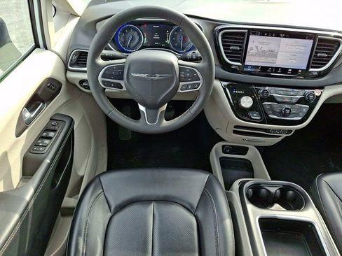 Certified 2023 Chrysler Pacifica Touring-L image 16