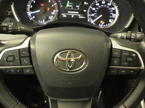 Certified 2023 Toyota Highlander XLE image 25