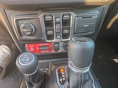 Used 2025 Jeep Gladiator Mojave w/ Convenience Group AWD/4WD image 17