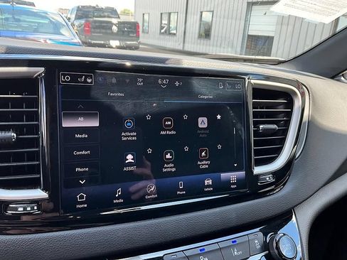 Used 2025 Chrysler Pacifica Select FWD image 19