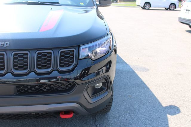 Used 2025 Jeep Compass Trailhawk AWD/4WD image 40