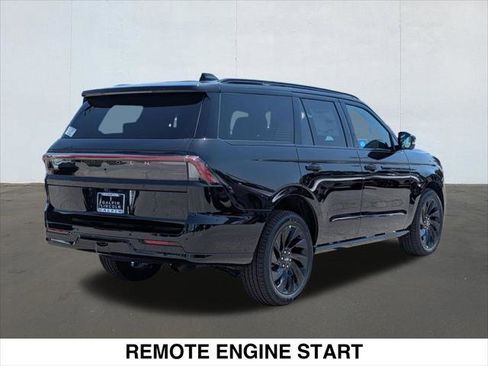 New 2026 Lincoln Navigator Reserve w/ Jet Appearance Package AWD/4WD image 2