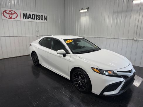 Used 2024 Toyota Camry SE FWD image 4