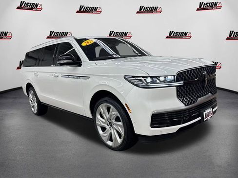 Used 2025 Lincoln Navigator L Reserve image 3