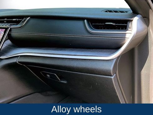 Used 2024 Jeep Grand Cherokee Limited image 19