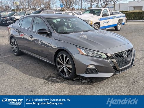 Used 2022 Nissan Altima 2.5 SR image 1