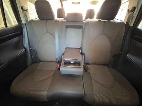 Used 2025 Toyota Highlander LE FWD image 40