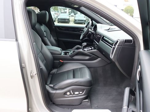 Used 2021 Porsche Cayenne Coupe image 36