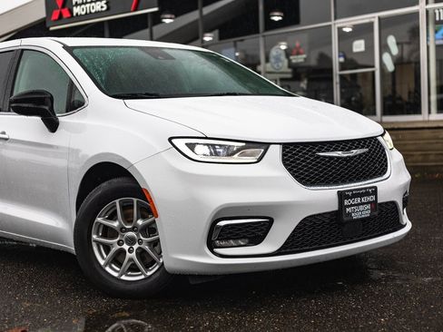 Used 2024 Chrysler Pacifica Touring-L image 3