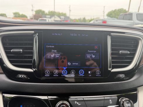 Used 2017 Chrysler Pacifica Touring-L FWD image 25