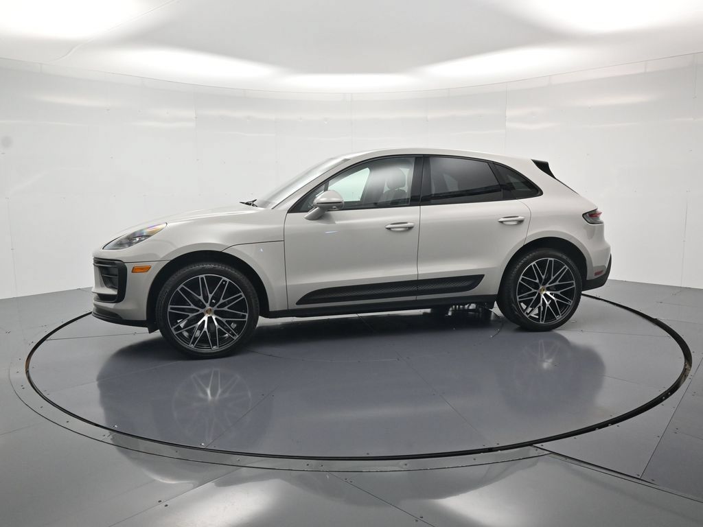 Certified 2024 Porsche Macan AWD/4WD image 2