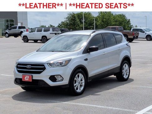 Used 2018 Ford Escape SE w/ SE Sport Appearance Package image 3