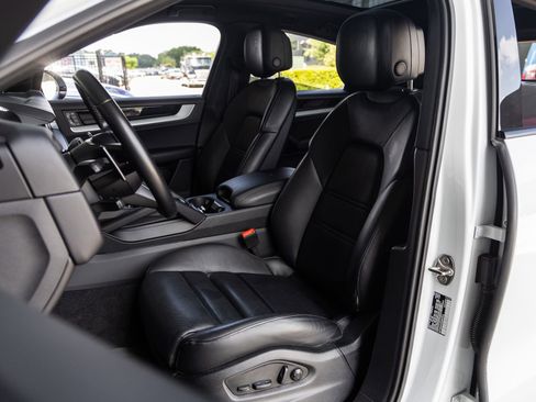 Certified 2024 Porsche Cayenne Coupe image 5