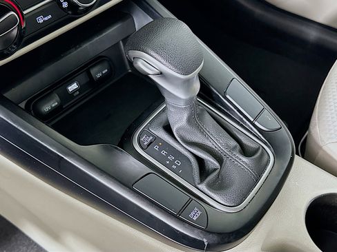 Used 2025 Kia Soul LX w/ LX Technology Package FWD image 24
