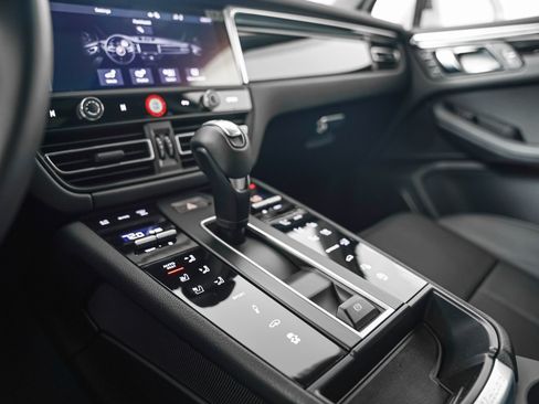 Certified 2026 Porsche Macan AWD/4WD image 20