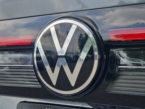 Certified 2025 Volkswagen Taos SE w/ Panoramic Sunroof Package AWD/4WD image 32