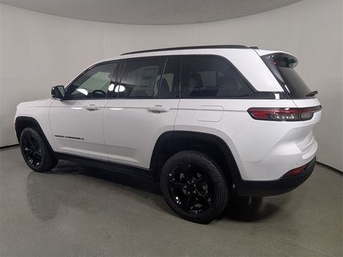 New 2025 Jeep Grand Cherokee Limited w/ Luxury Tech Group II image 5