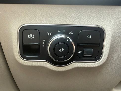 Used 2023 Mercedes-Benz EQB 300 4MATIC image 29